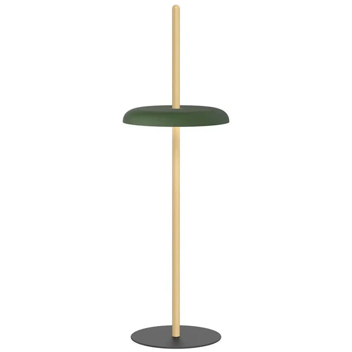 Lampadaire Nivél sur poteau en bois dans un salon