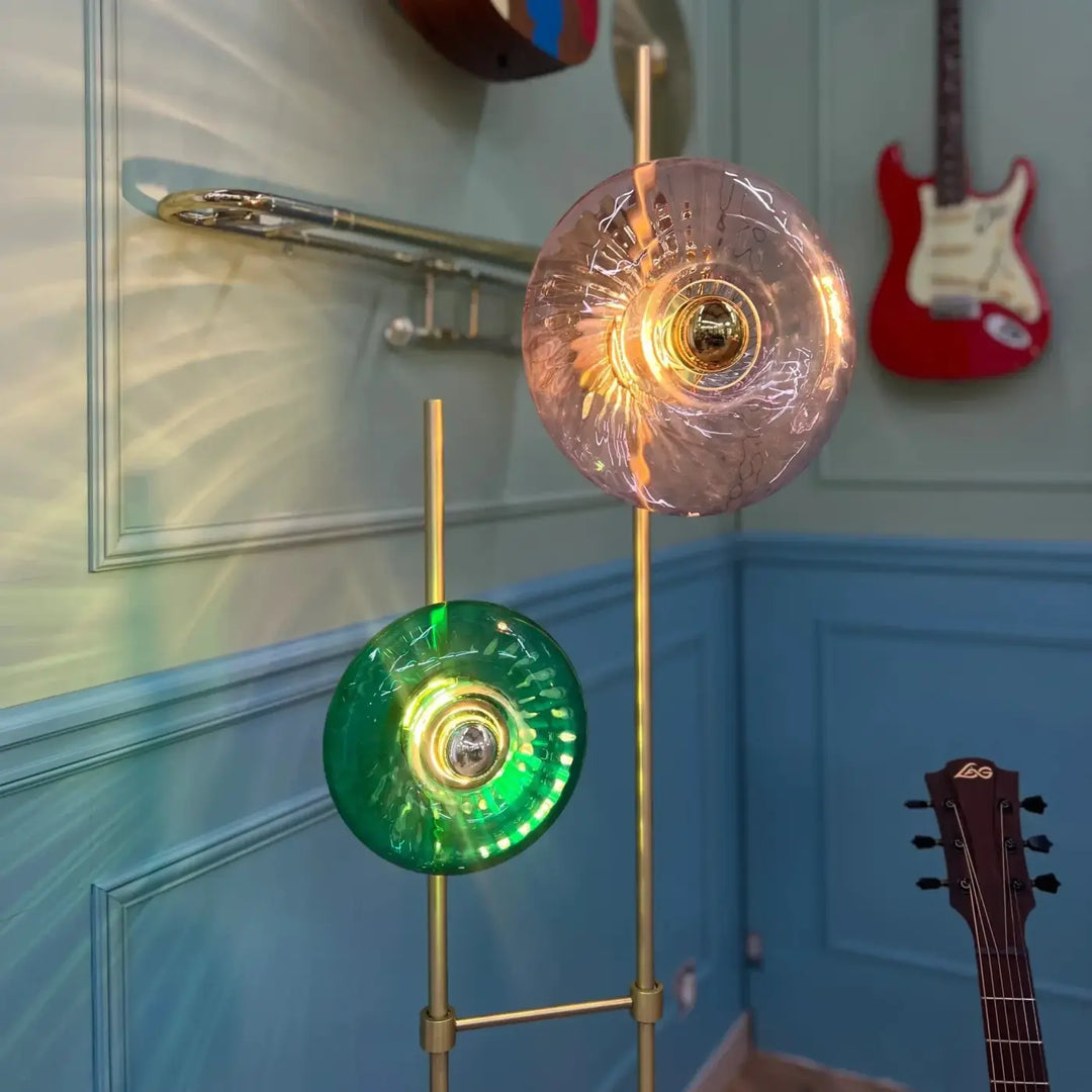 Lampadaire grace avec verre soufflé rose et vert sur pied laiton mince et base marbre blanc moderne