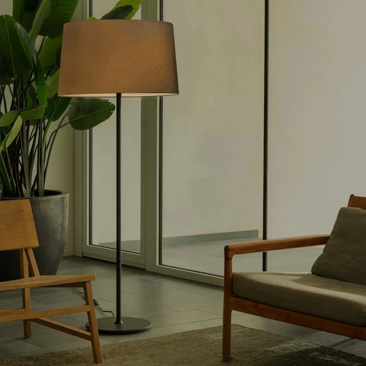 Lampadaire Windsor noir abat-jour gris de Faro Barcelona en situation