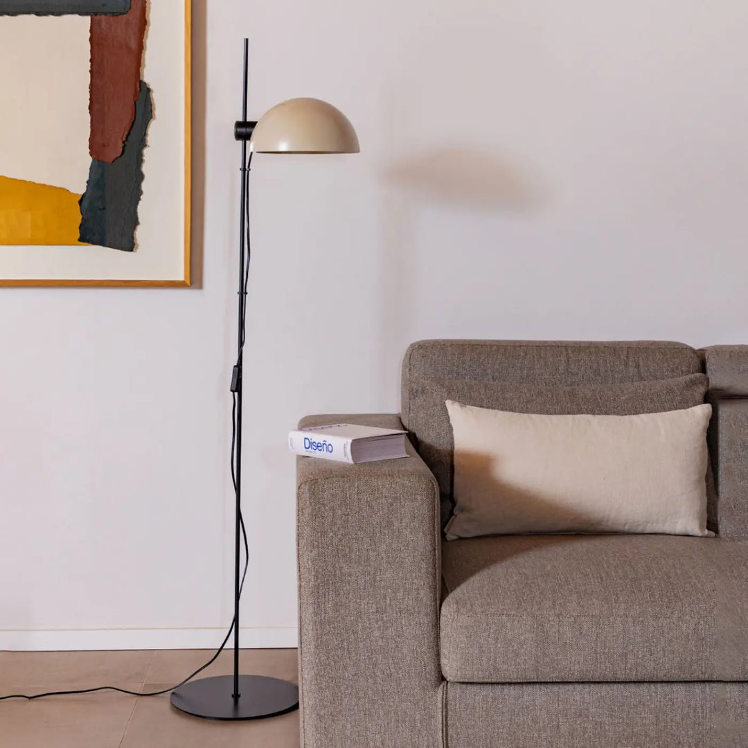 Lampadaire Dominica beige de Faro Barcelona en situation