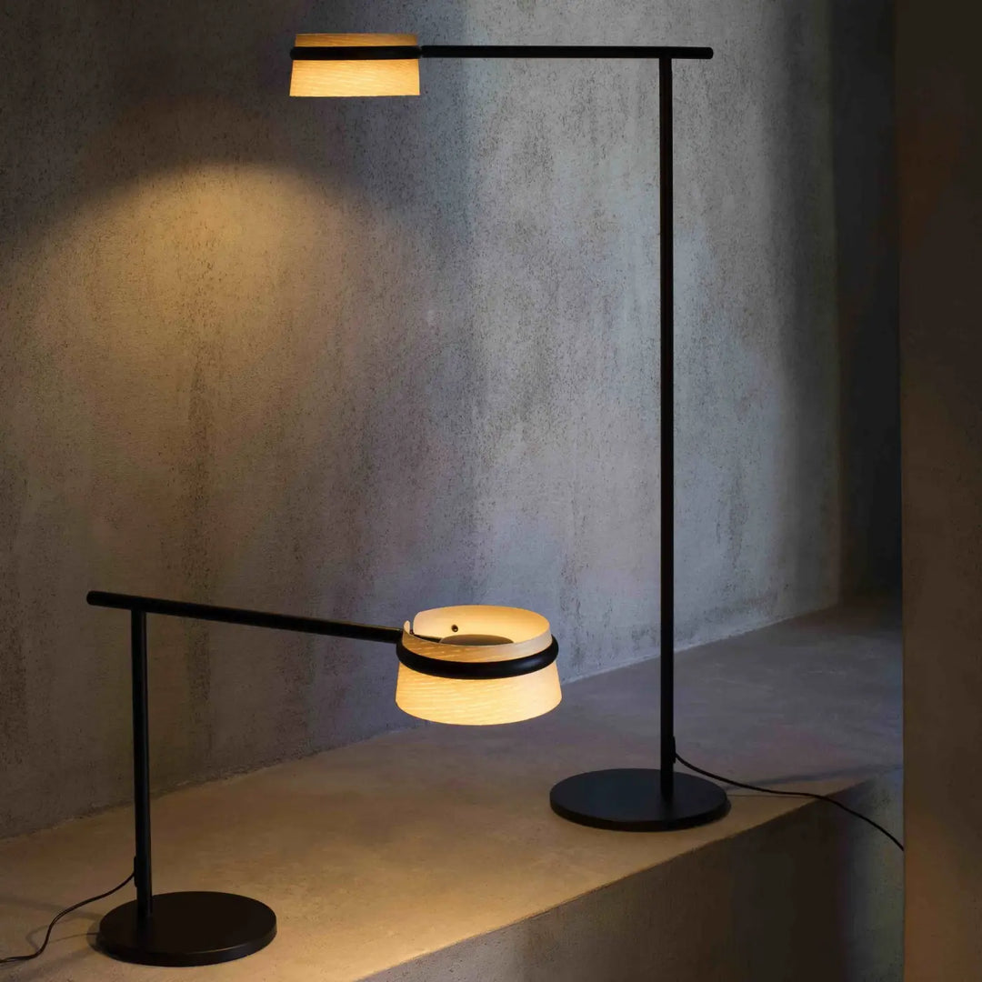 Lampadaire Loop en frêne de Faro Barcelona en situation