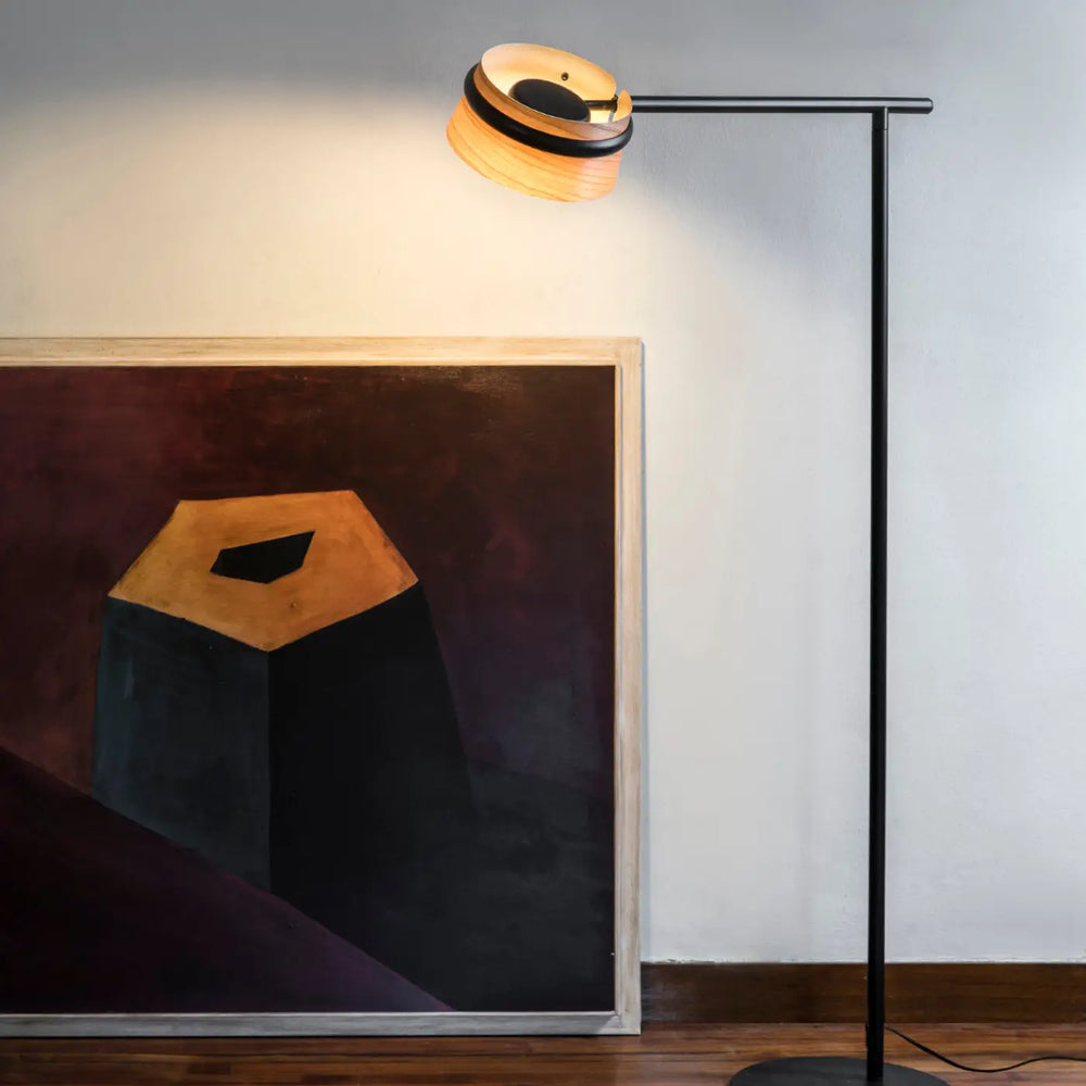 Lampadaire Loop en cerisier dans un intérieur