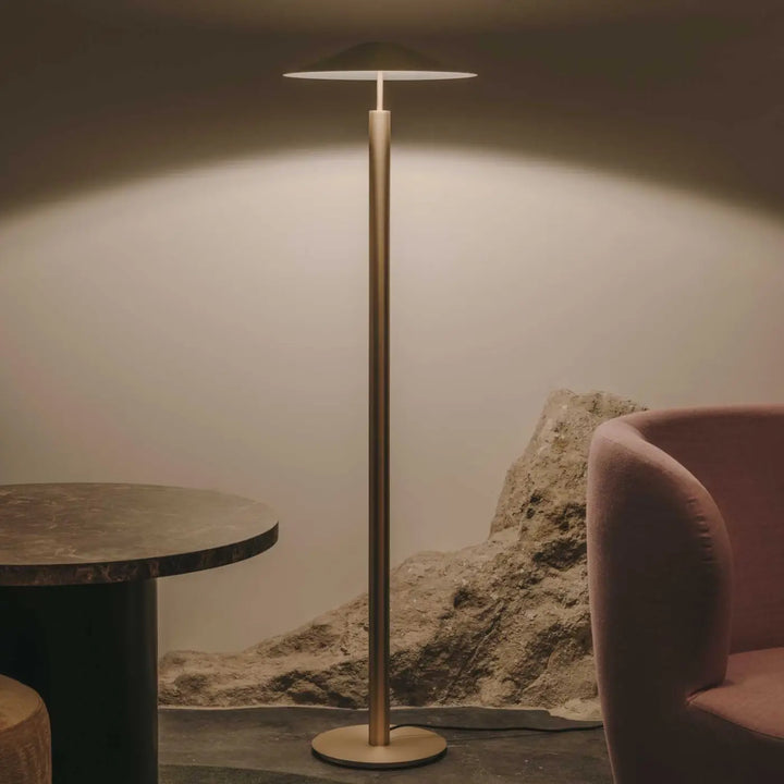Lampadaire H doré dans un intérieur #couleur_dore