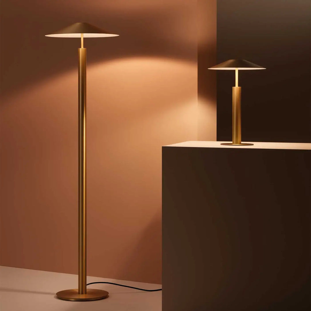 Luminaire H doré dans une pièce de vie #couleur_dore