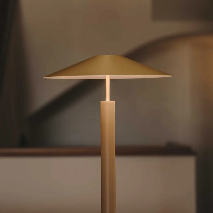 Lampadaire H doré dans une pièce décorée #couleur_dore