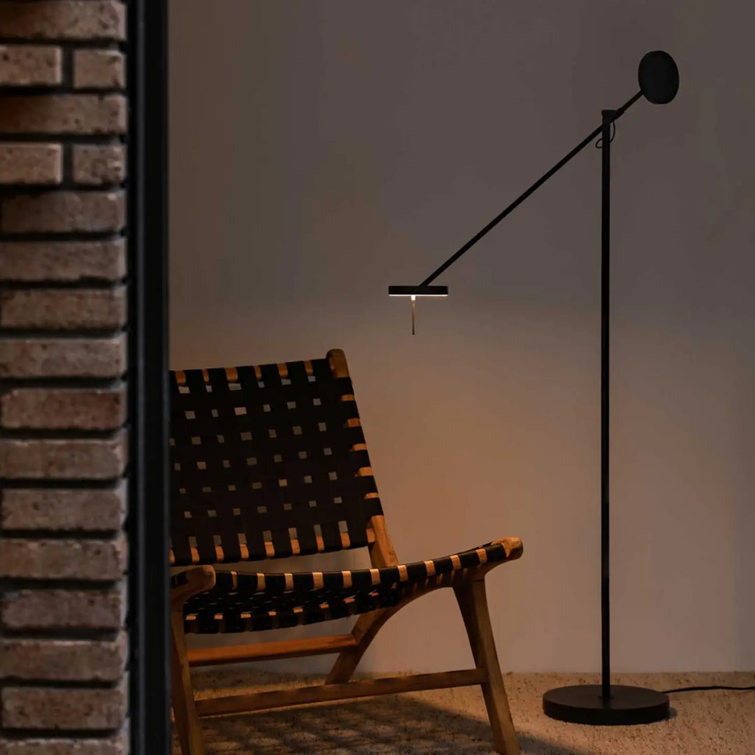Lampadaire Invisible noir à tête orientable dans un intérieur