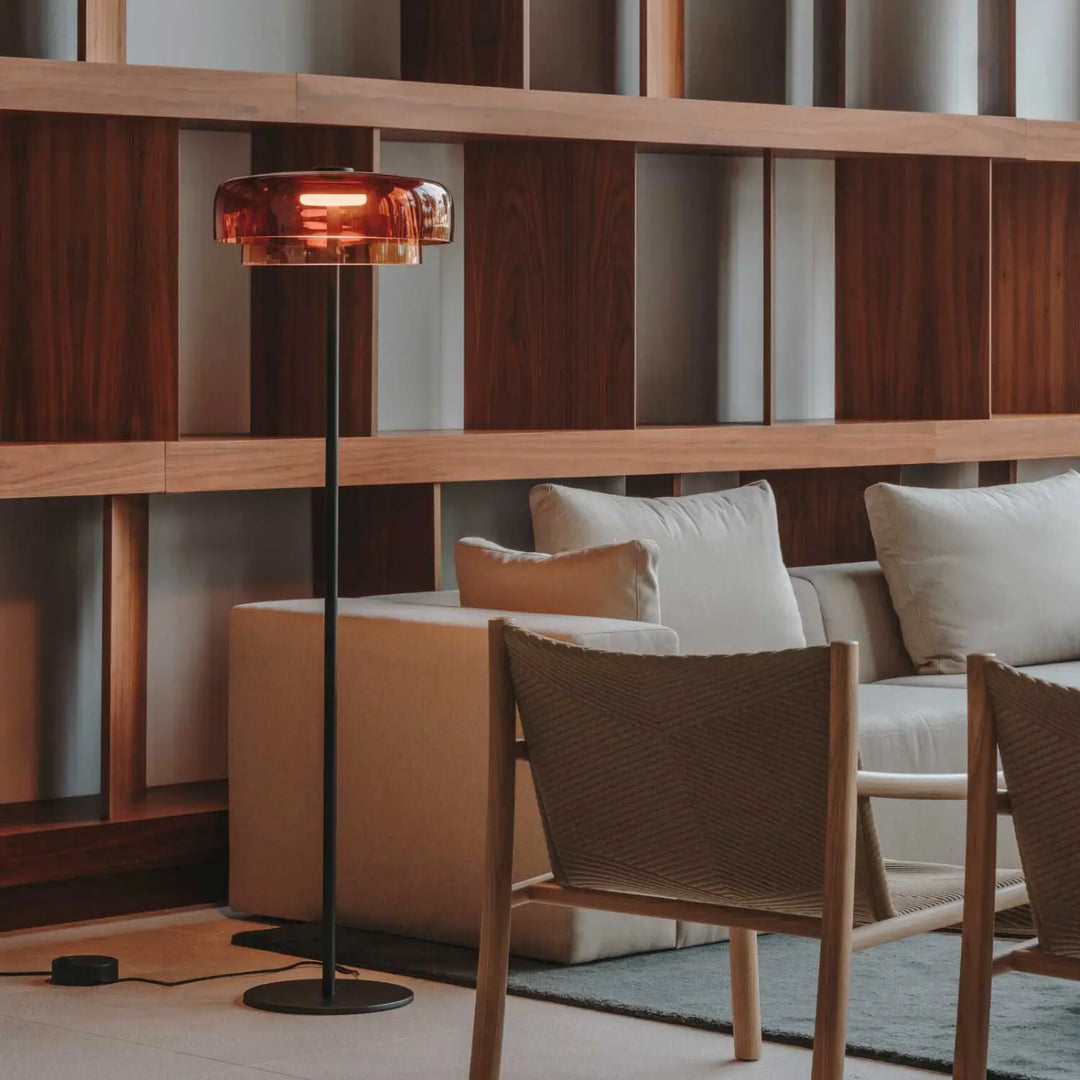 Lampadaire Levels 2 ambré dans un intérieur #couleur_orange