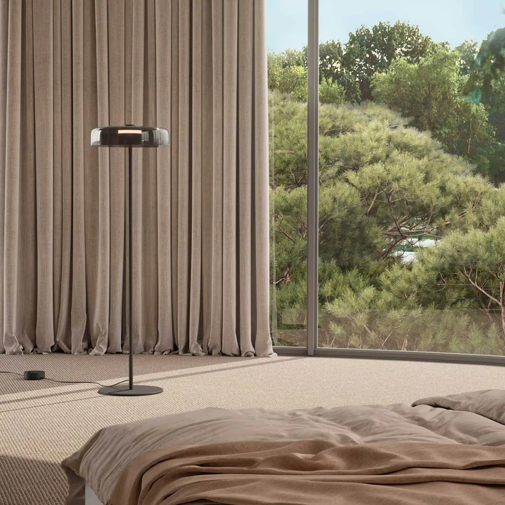 Lampadaire Levels en verre soufflé fumé dans un intérieur #couleur_gris