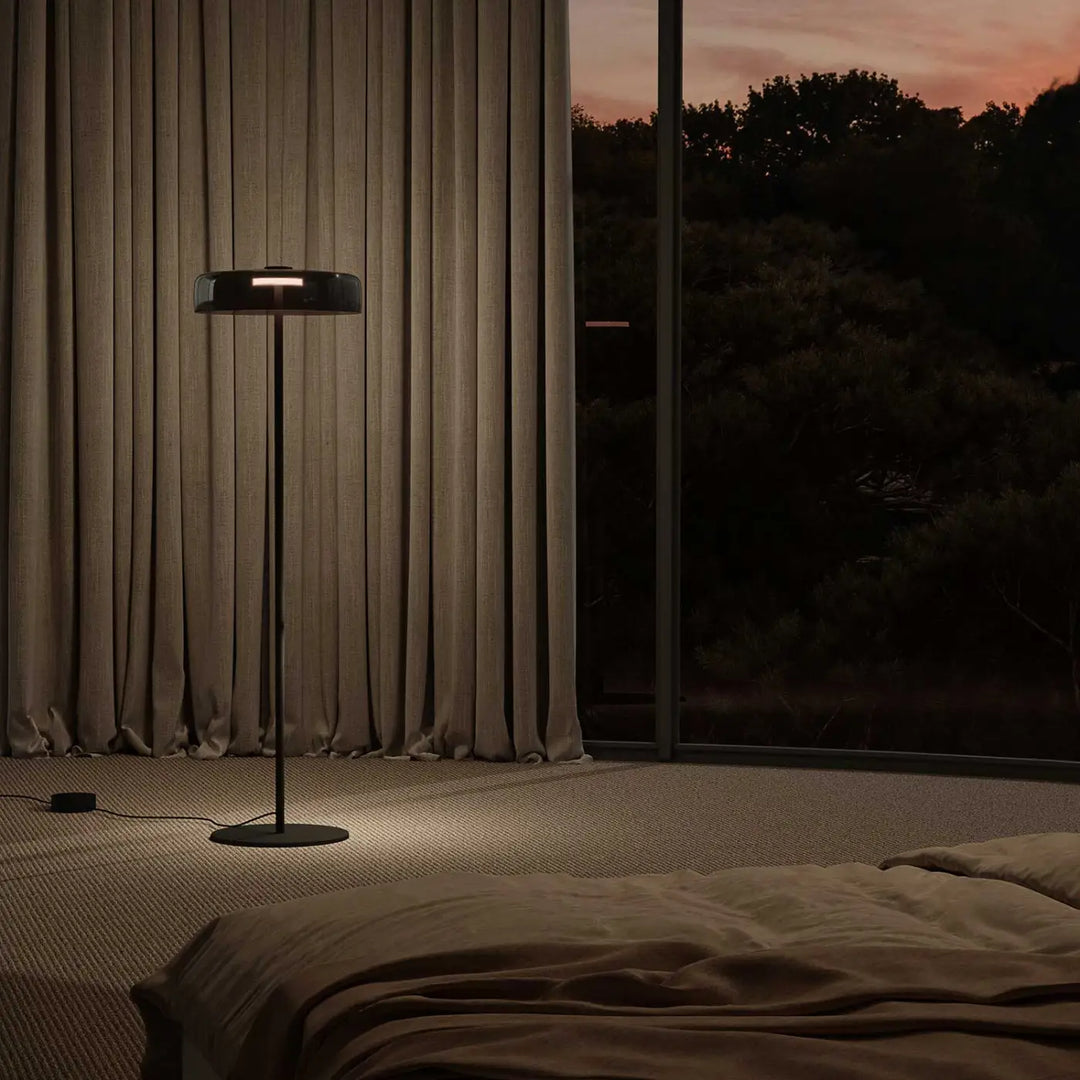 Autre vue du lampadaire Levels en verre fumé dans un intérieur