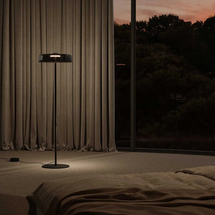 Autre vue du lampadaire Levels en verre fumé dans un intérieur