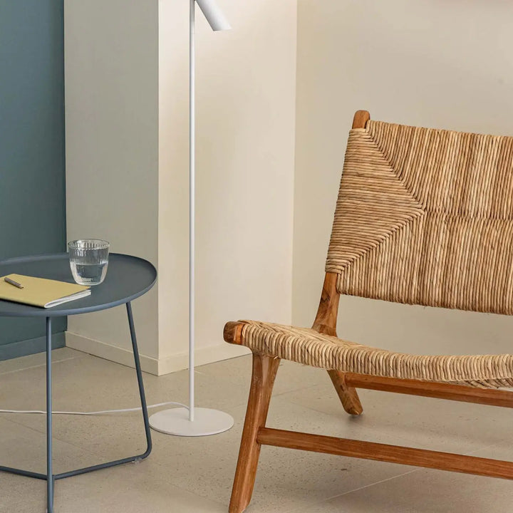 Lampadaire Leo blanc dans un intérieur