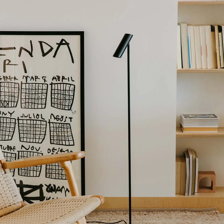 Lampadaire Leo noir dans un intérieur