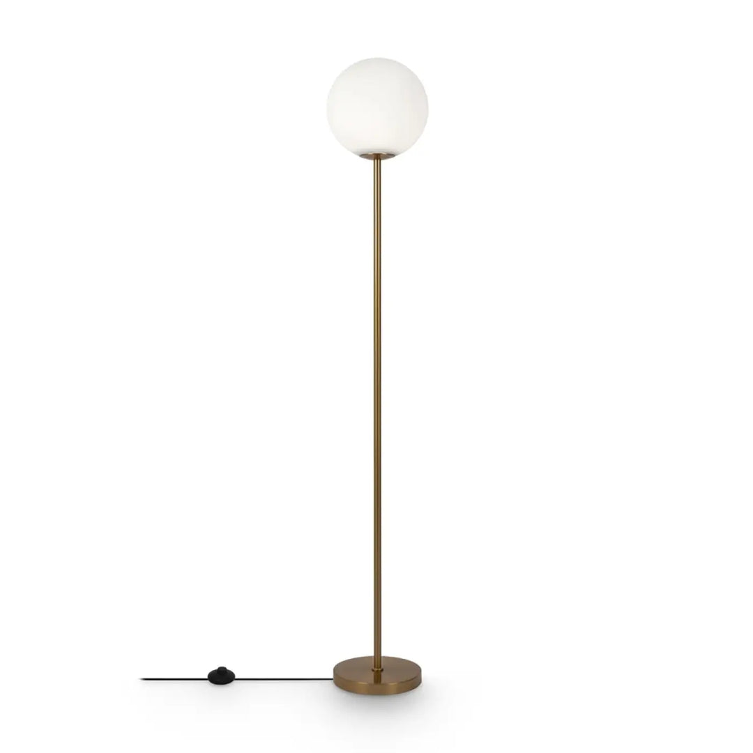 Lampadaire ring en finition laiton avec globe en verre blanc sphérique pour éclairage led à ligne décentrée