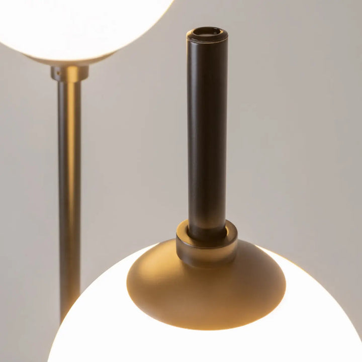 Lampadaire sixth sense avec base en métal laiton et globe en verre blanc opaque pour un éclairage moderne