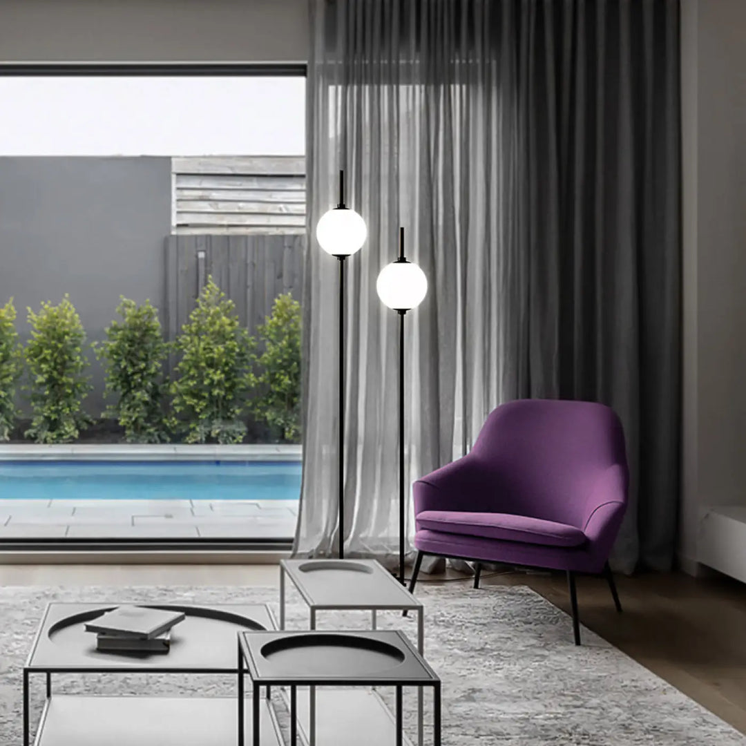 Lampadaire sixth sense avec fauteuil en velours violet et pieds en métal noir élégant