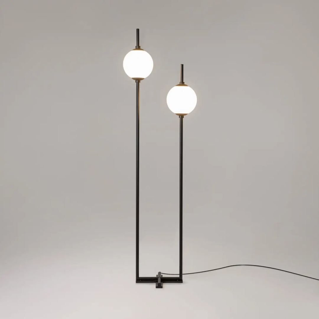 Lampadaire sixth sense moderne en métal noir avec deux globes en verre blanc pour un éclairage élégant intérieur