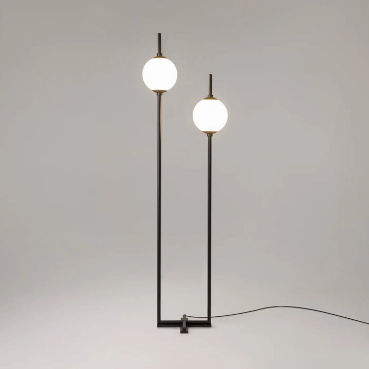 Lampadaire sixth sense moderne en métal noir avec deux globes en verre blanc pour un éclairage élégant intérieur