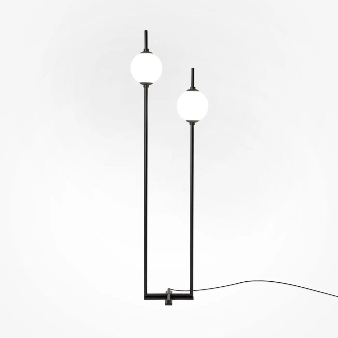 Lampadaire sixth sense moderne noir avec deux globes en verre blanc sphériques pour éclairage intérieur