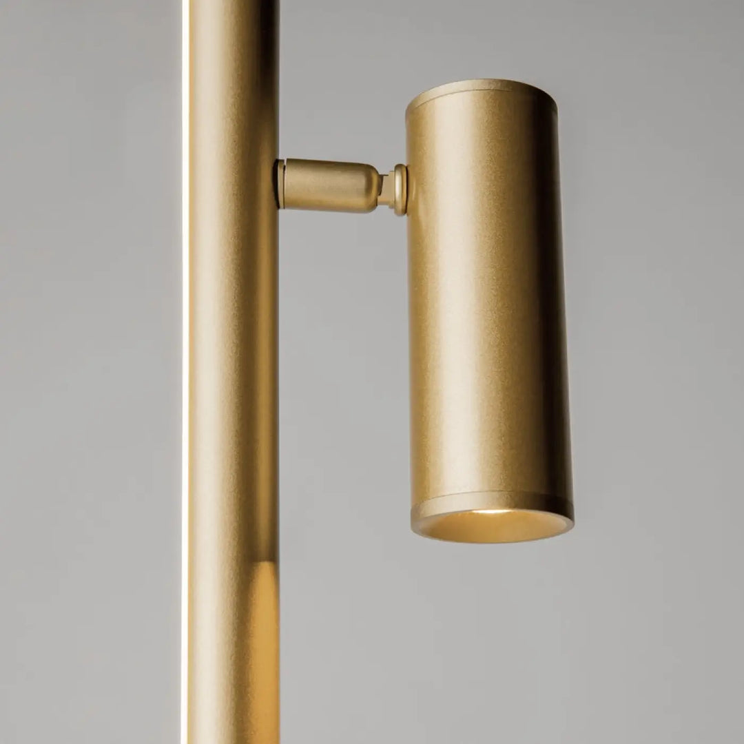 Lampadaire thin cylindrique finition or avec design minimaliste idéal pour éclairer un canapé en led