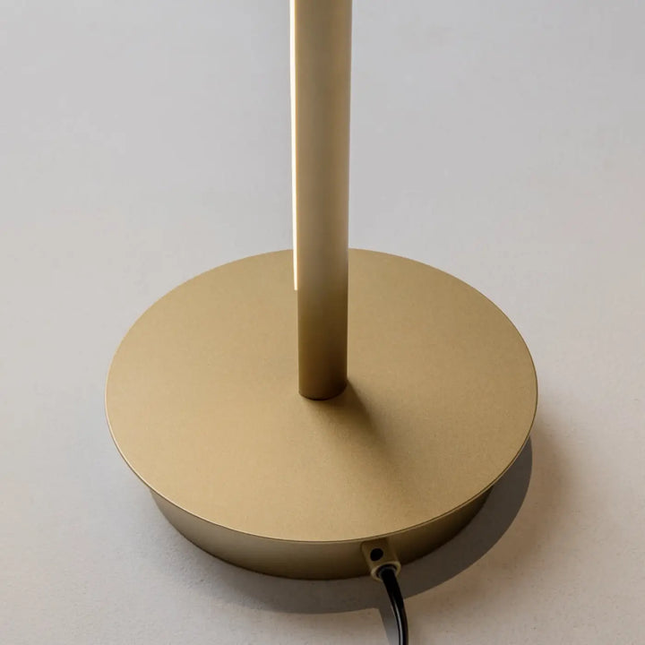 Lampadaire thin led finition or avec tige cylindrique élégante et base circulaire en métal mat pour d’un canapé
