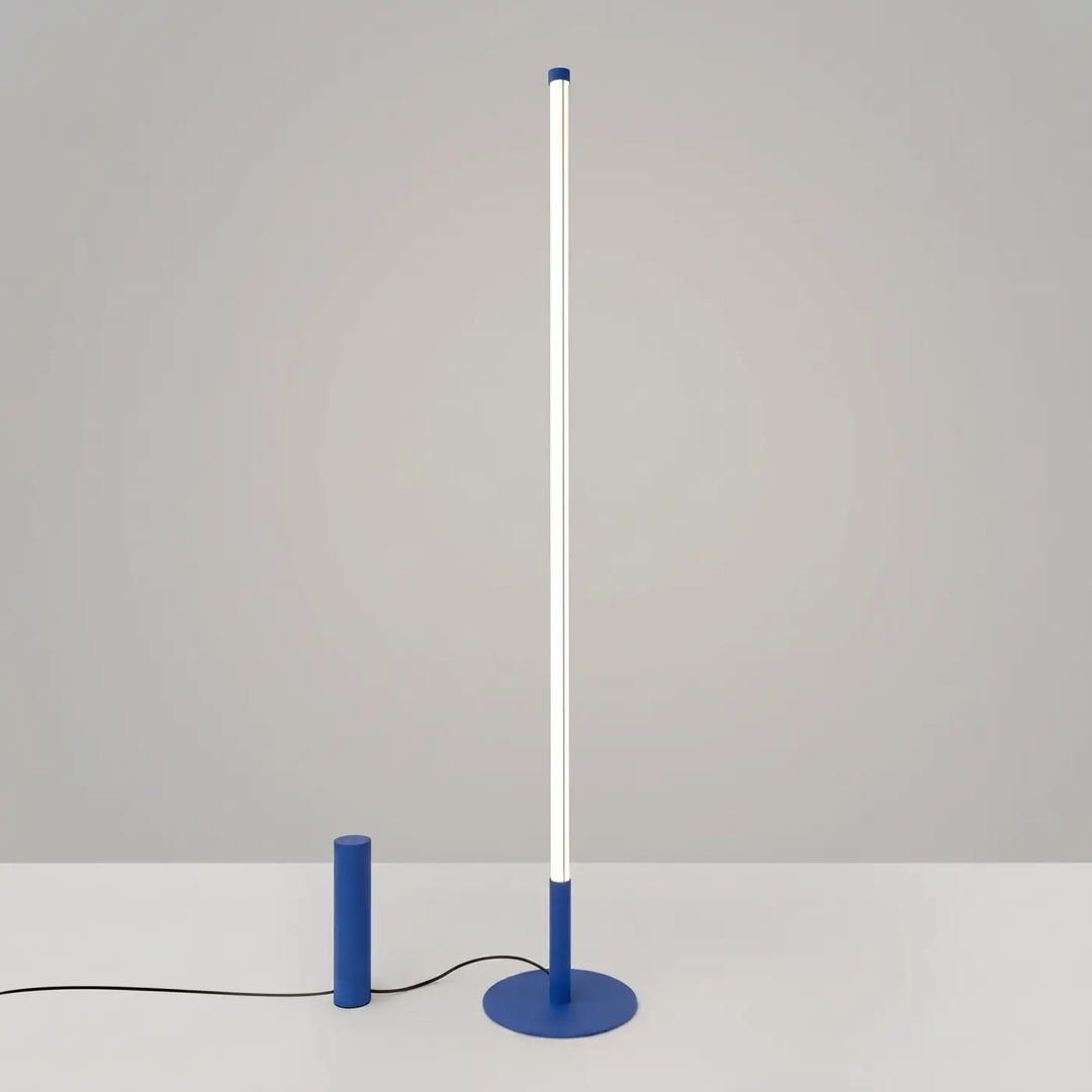 Lampadaire TRANG outremer allumée, tube lumineux