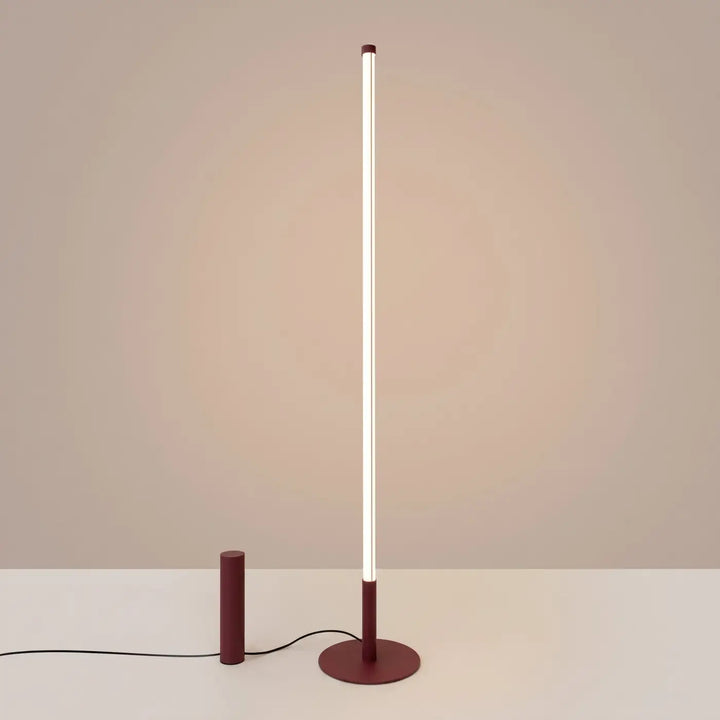 Lampadaire TRANG bordeaux allumée, tube lumineux