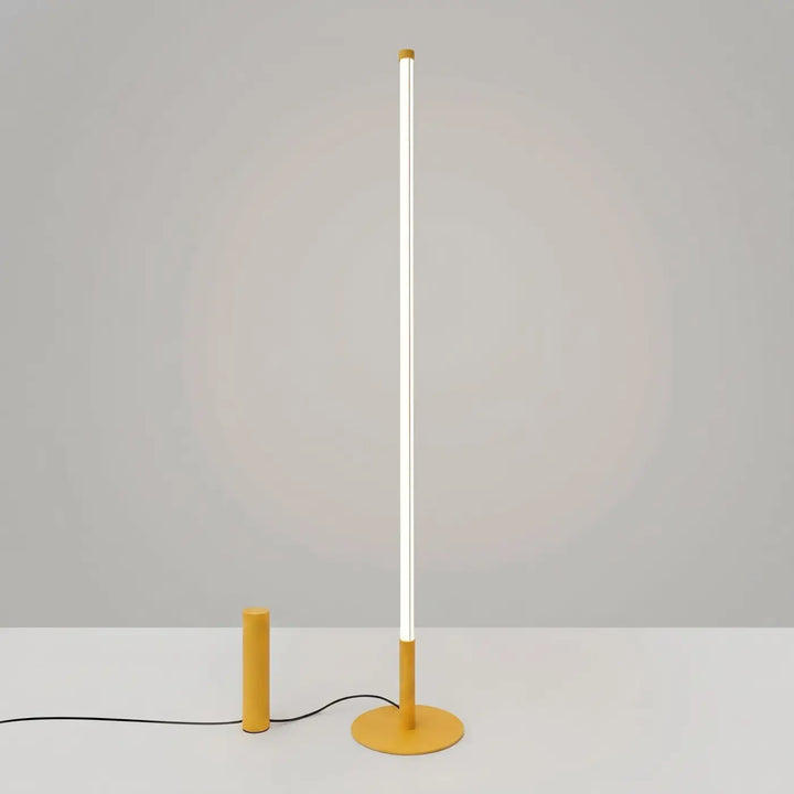 Lampadaire TRANG jaune allumée, tube lumineux