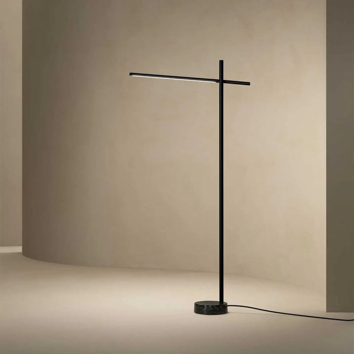 Lampadaire Tubs en métal et marbre dans un intérieur