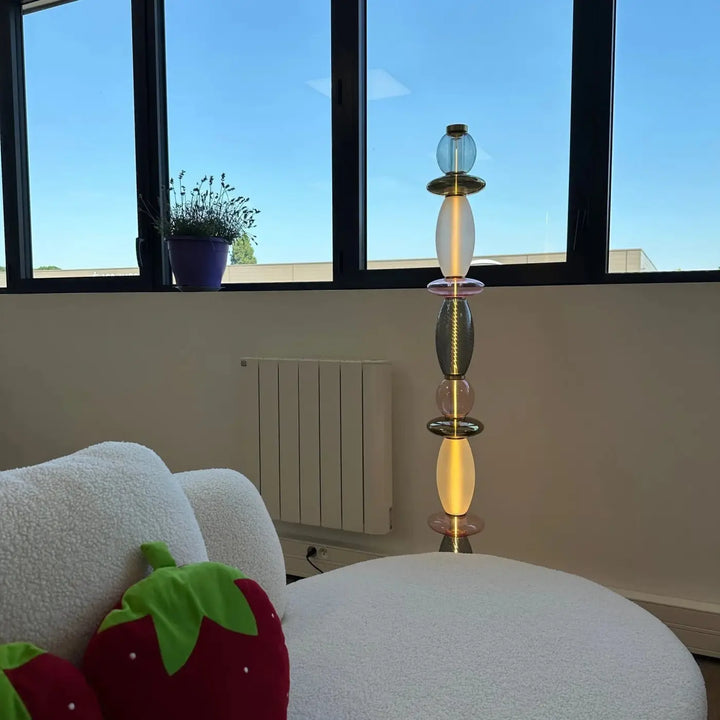 Lampadaire léonor en verre soufflé avec orbes pastel et anneaux métalliques illustrant un savoir-faire artisanal