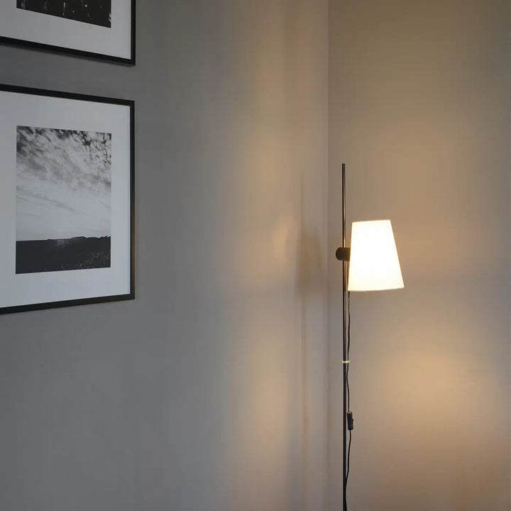 Lampadaire Lupe noir et beige de Faro Barcelona en situation