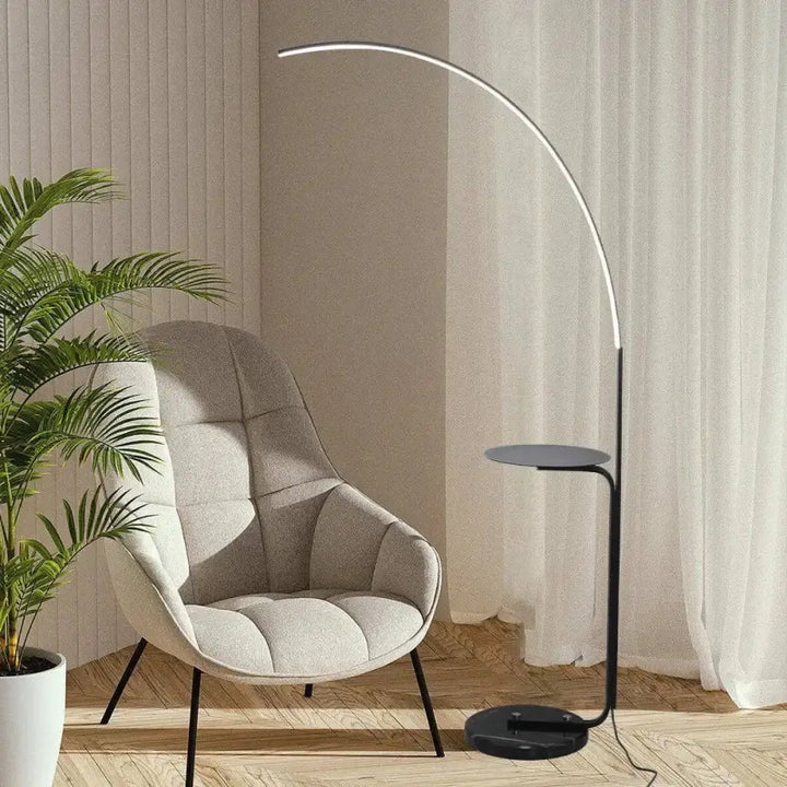 Lampadaire minimaliste en métal avec tablette au design épuré