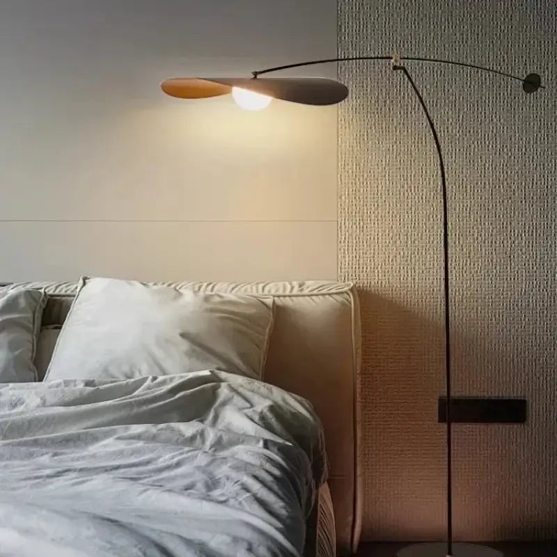 Lampadaire moderne arqué noir au design élégant pour salon