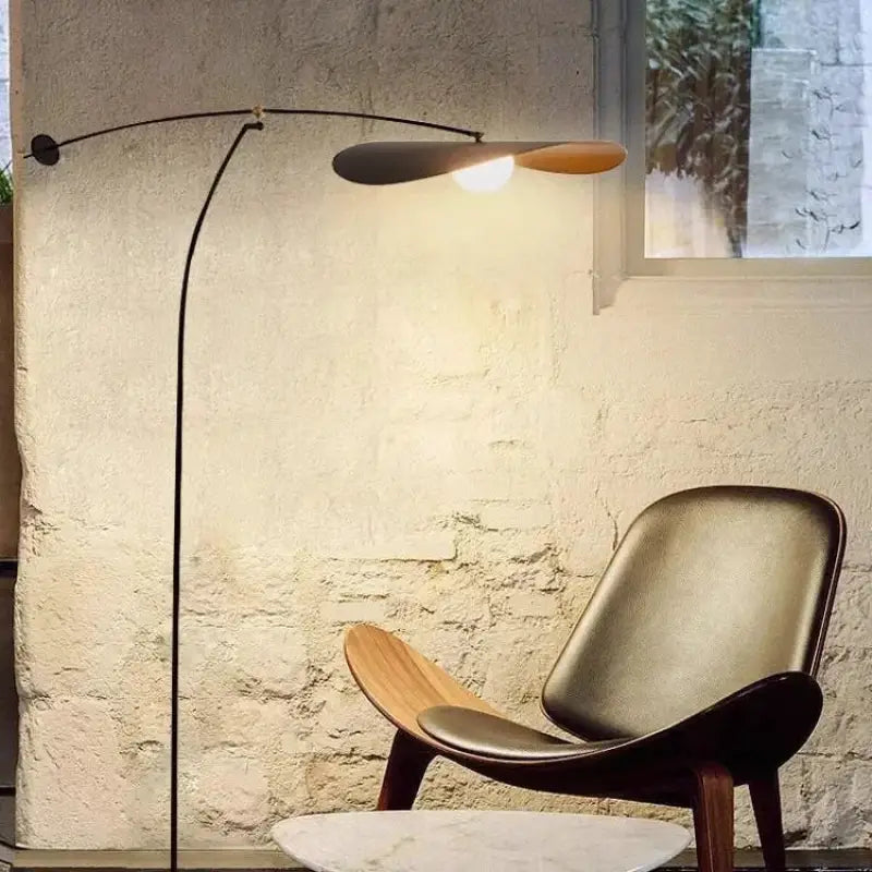 Lampadaire moderne arqué noir au design élégant pour salon