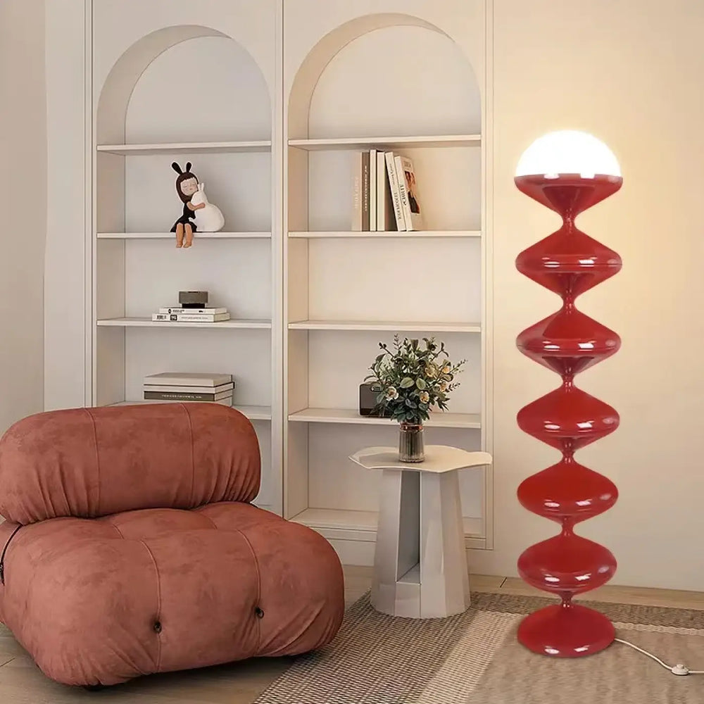 Lampadaire moderne rouge vibrant avec finition brillante en spirale pour un éclairage élégant et un design unique