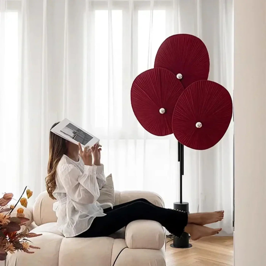Lampadaire moderne rouge à disques texturés avec détails dorés