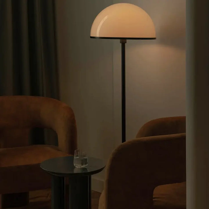 Lampadaire Dome de Faro Barcelona dans une pièce