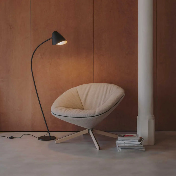 Lampadaire Organic noir à tête orientable dans un intérieur