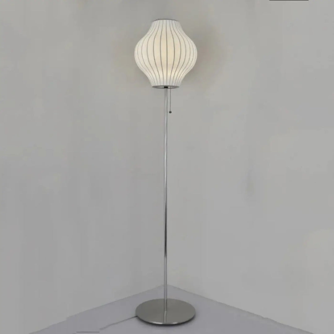 Lampadaire monna avec abat-jour en tissu blanc côtelé et tige en chrome poli pour décoration intérieure style nordique
