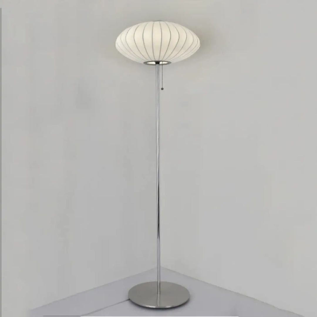 Lampadaire monna avec globe lumineux blanc nervuré et finition chrome pour une décoration intérieure style nordique