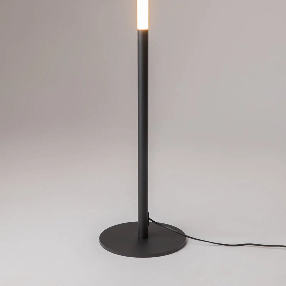 Lampadaire ray en acier noir avec design minimaliste et tube lumineux led chaud au sommet