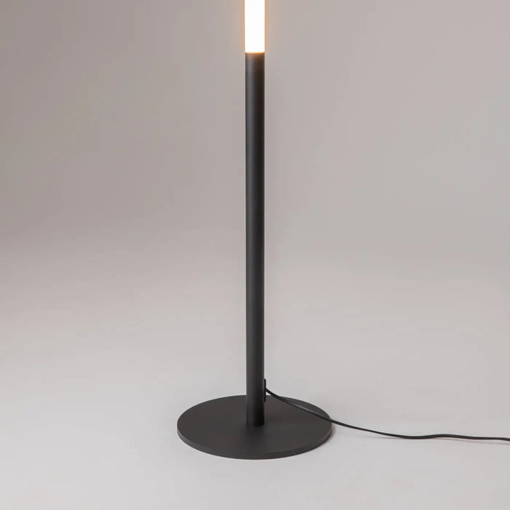Lampadaire ray en acier noir avec design minimaliste et tube lumineux led chaud au sommet