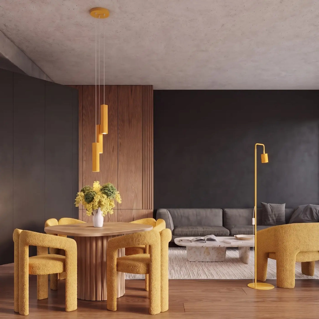 Lampadaire Rayo jaune à spot rainuré dans un salon