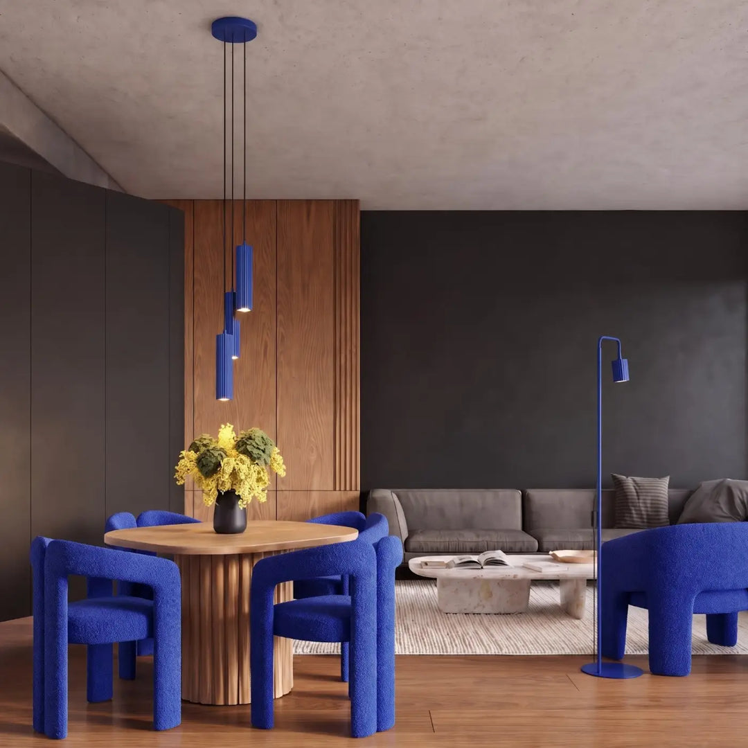 Lampadaire Rayo outremer à spot rainuré dans un salon