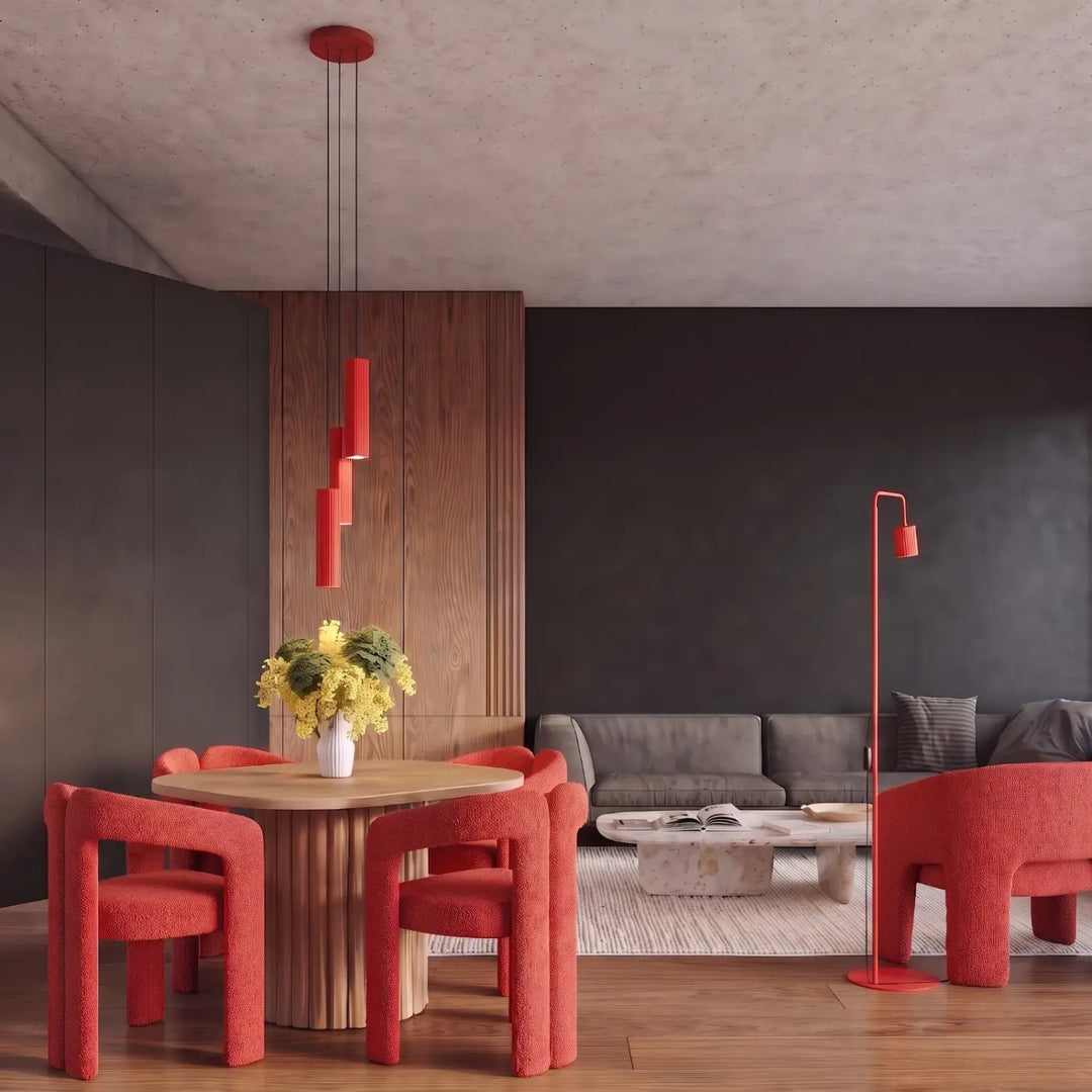 Lampadaire Rayo rouge à spot rainuré dans un salon