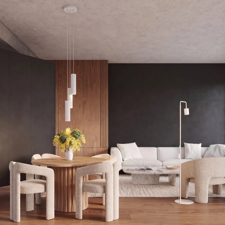 Lampadaire Rayo blanc à spot rainuré dans un salon