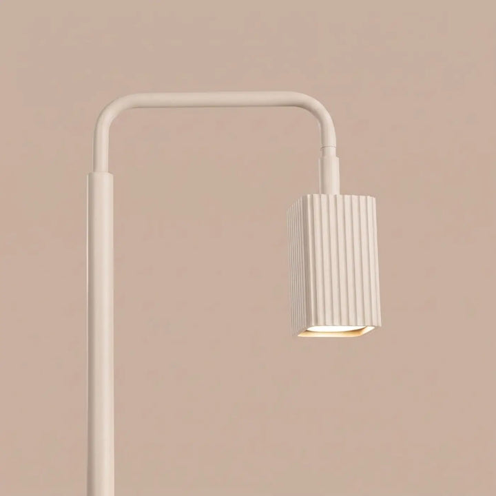 Lampadaire Rayo beige à spot rainuré, détail des cannelures