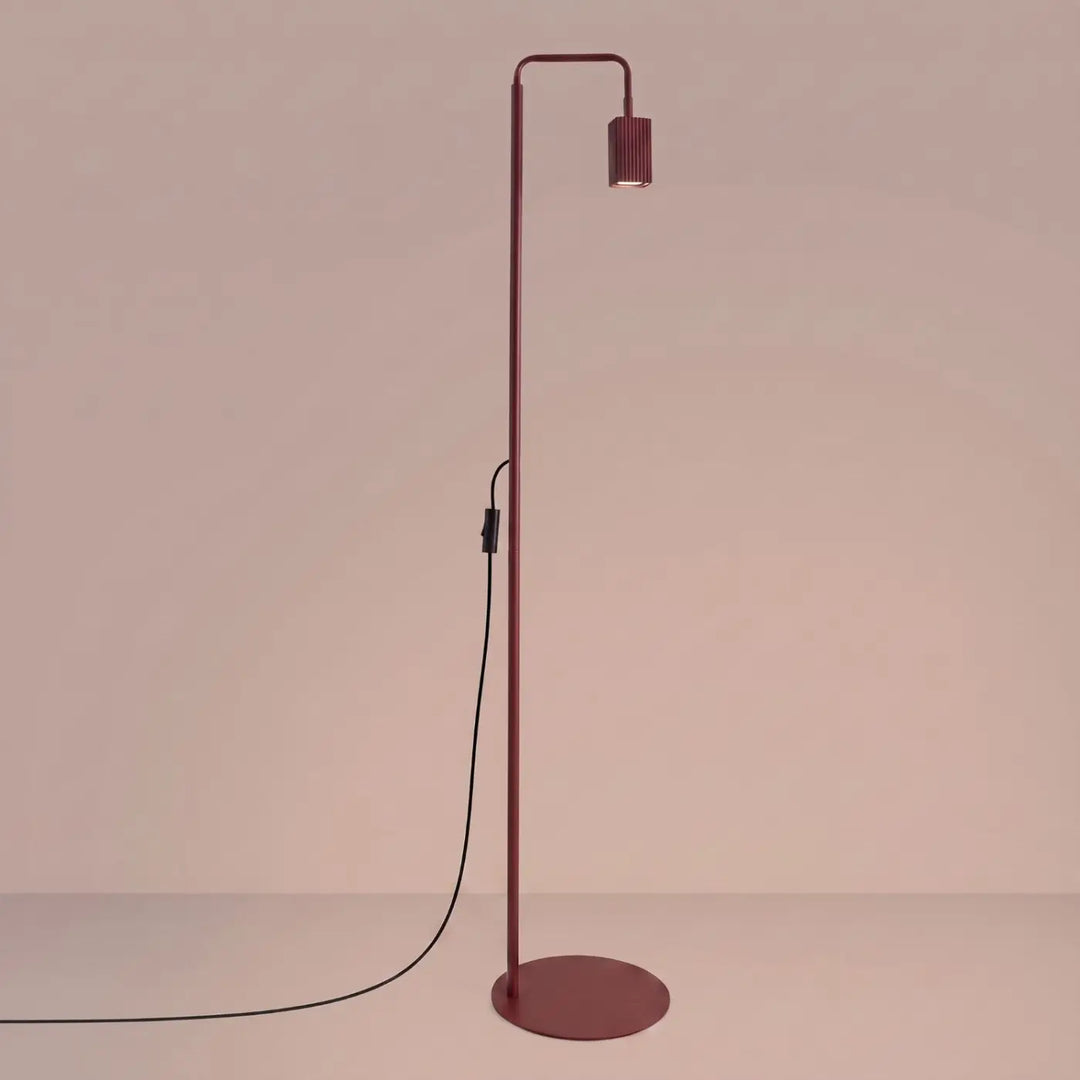 Lampadaire Rayo bordeaux à spot rainuré, allumé