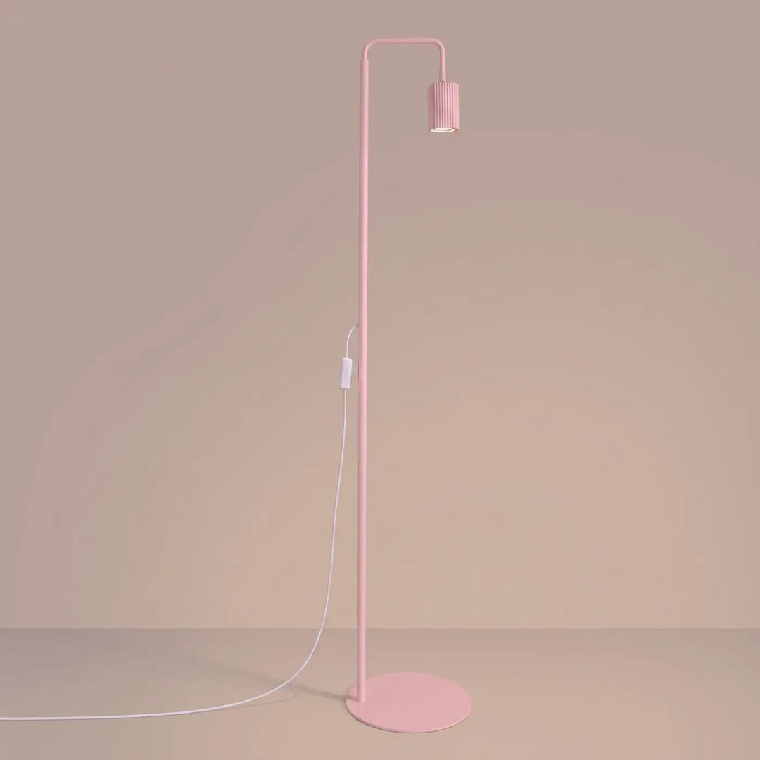 Lampadaire Rayo rose à spot rainuré, allumé