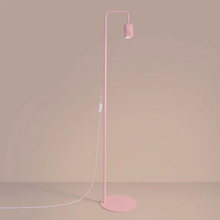 Lampadaire Rayo rose à spot rainuré, allumé