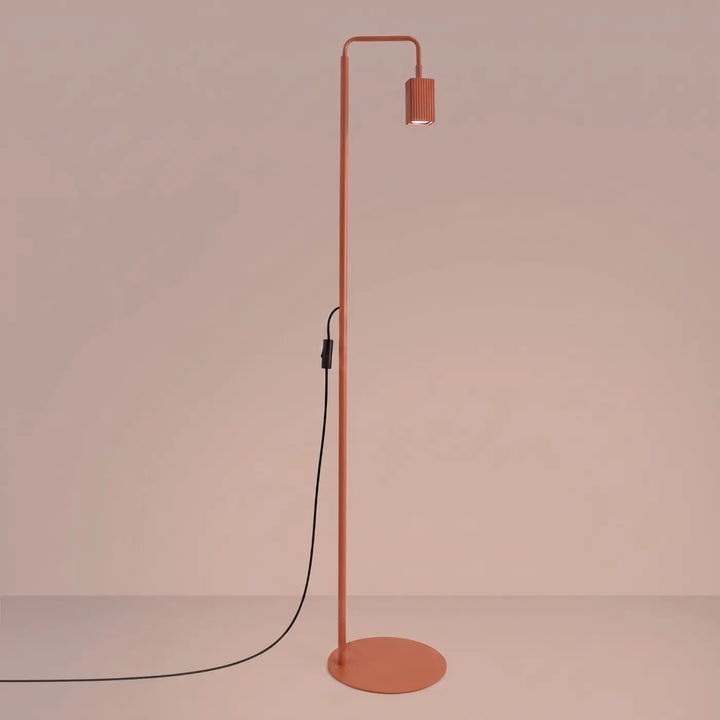 Lampadaire Rayo ocre rouge à spot rainuré, allumé